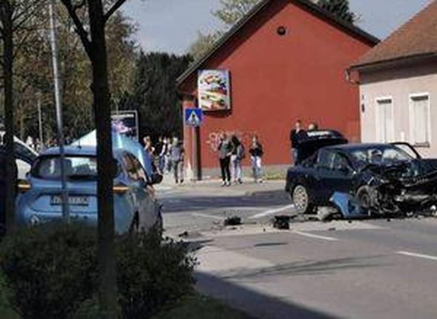 Troje ozlijeđeno u sudaru dva automobila u Varaždinu