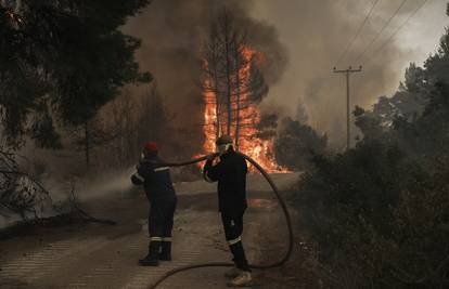 Zbog šumskog požara blizu Atene evakuirali stanovnike