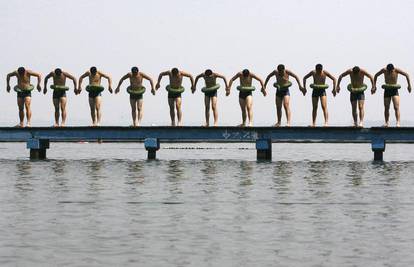 Kinezi poslali vojnike na obavezni tečaj plivanja