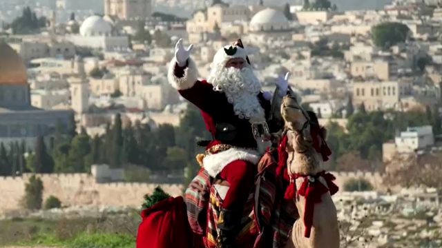 VIDEO  Djed Božićnjak na devi u Jeruzalemu širio poruke mira: 'Nada, ljubav i mir. Ho ho ho!'