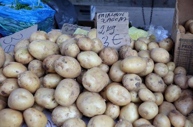 FOTO Krumpira, luka, rajčica i lubenica! Pogledajte cijene voća i povrća na šibenskoj tržnici