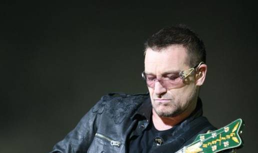 Bono Vox održao mali božićni koncert na ulicama Dublina