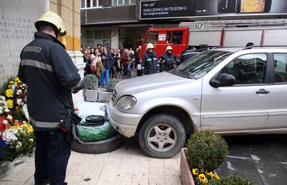 Sarajevo: Vozač se terencem zabio u spomenik Vječna vatra