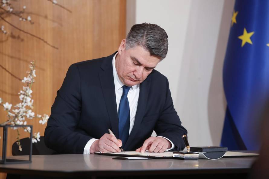 Umjesto pompe i svečanosti dobili smo obred kod matičara