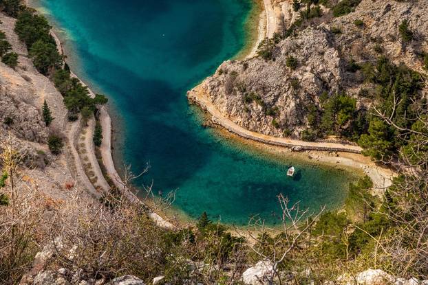 Uvala Zavratnica jedna je od najljepših u Hrvatskoj, a skriva i potopljeni brod