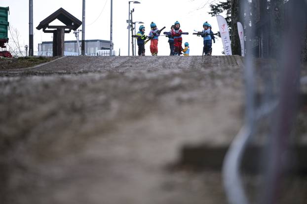 Zagreb: Blato i toplo vrijeme nisu spriječili najmlađe skijaše na Sljemenu