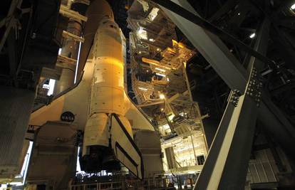 Shuttle Discovery radnici zadnji put izveli iz hangara 