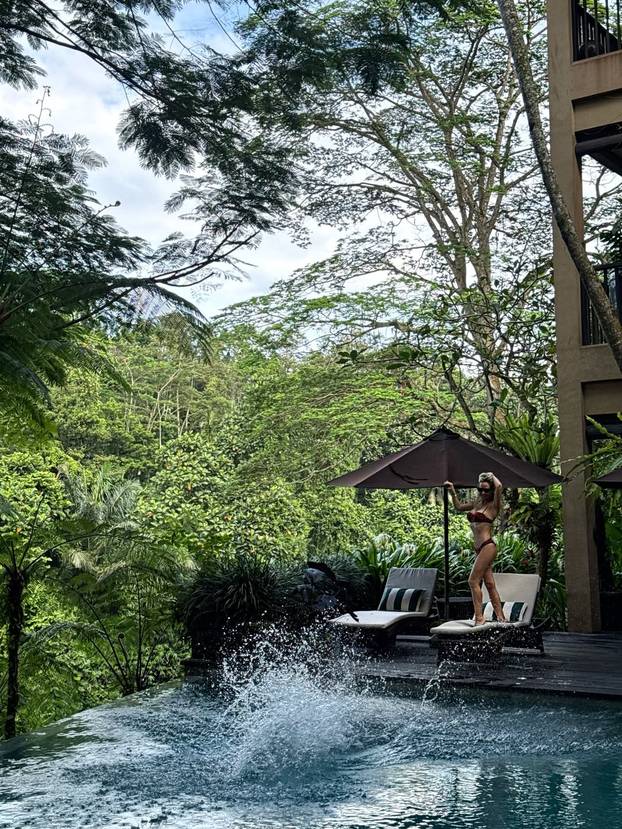 FOTO Dok vi patite u snijegu, Šime drži Maju za noge da visi