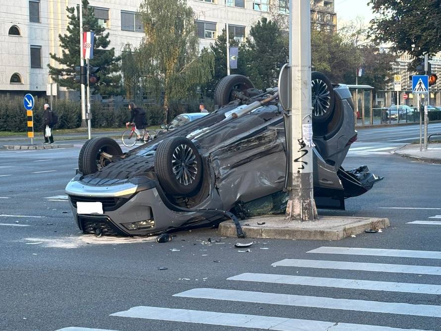 Auto završio na krovu nakon sudaru u Zagrebu: 'Stigli su i vatrogasci. Sve je puno stakla'