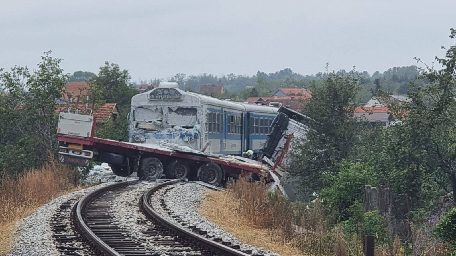 VIDEO Vlak naletio na kamion u Požegi, ozlijeđeno dvoje ljudi