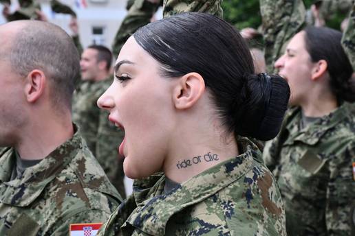 FOTO Evo što znači tetovaža na vratu mlade hrvatske ročnice