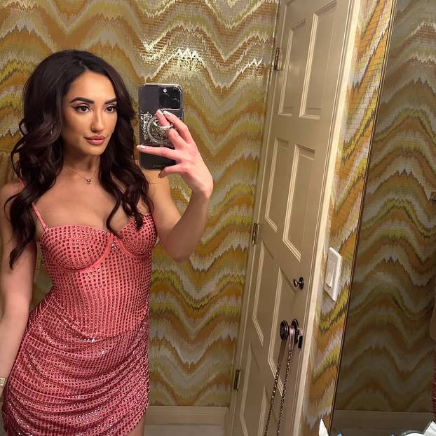 FOTO Chloe obožava vježbati yogu gola. Vježba  sama, ali i u društvu: 'Izazov za tijelo i um...'