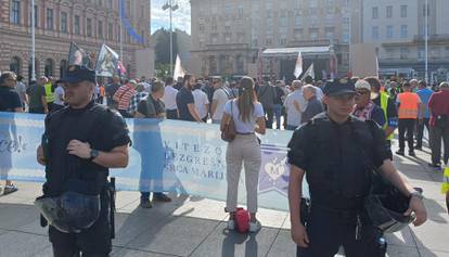 FOTO/VIDEO Klečavci molili na jednoj strani Trga bana Jelačića, na drugoj prosvjednici bubnjali