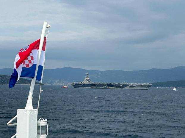 FOTO Američka grdosija stigla u Split! Na nosaču aviona je 5000 članova posade. Dug 333 metra