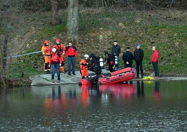 U jezeru kod Kaptola utopioo se dječak, ronioci i HGSS tragaju za tijelom