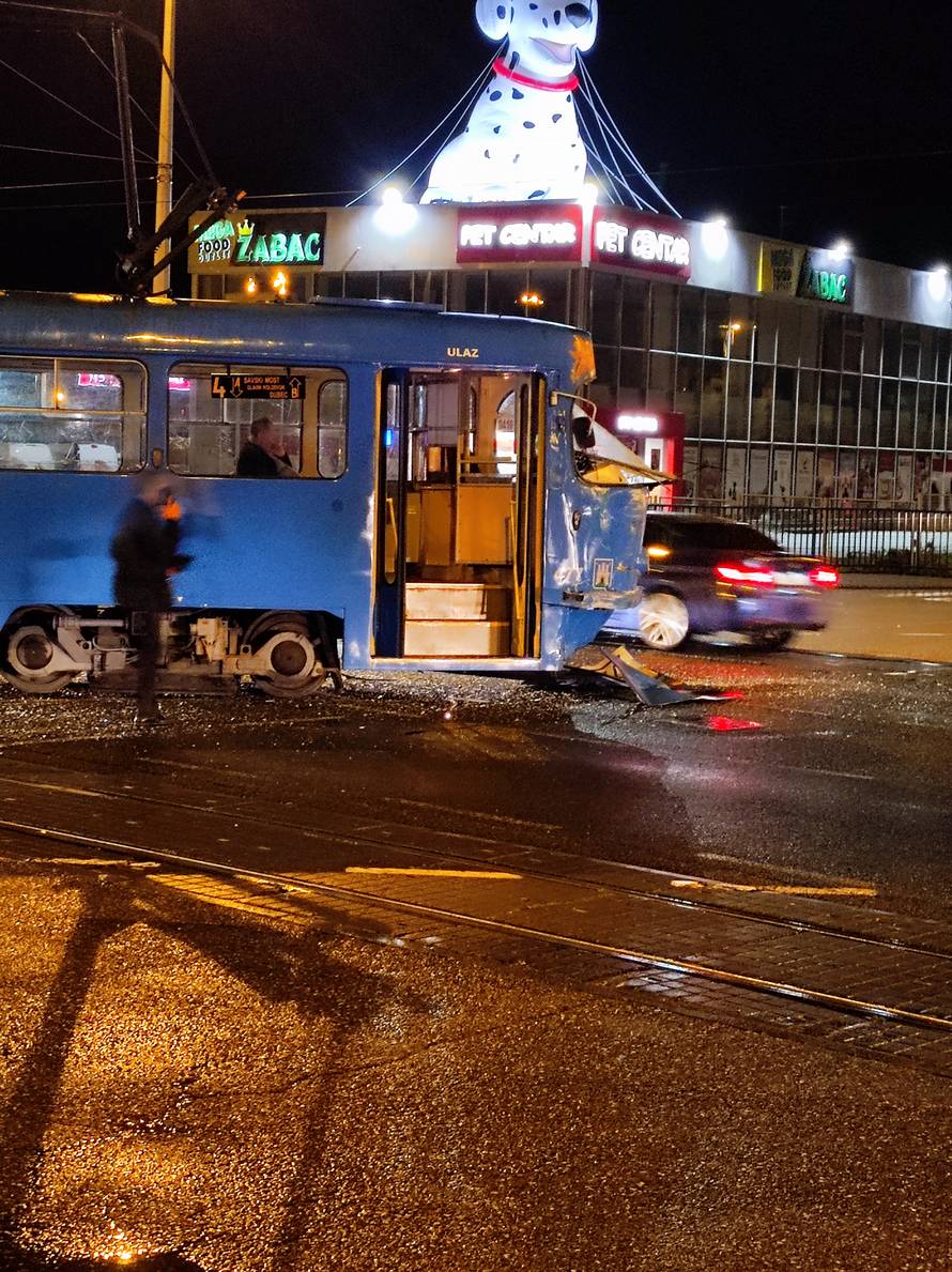 FOTO Jutarnji kaos u Zagrebu: U sudaru autobusa i tramvaja u Dupcu ozlijeđena su dva vozača