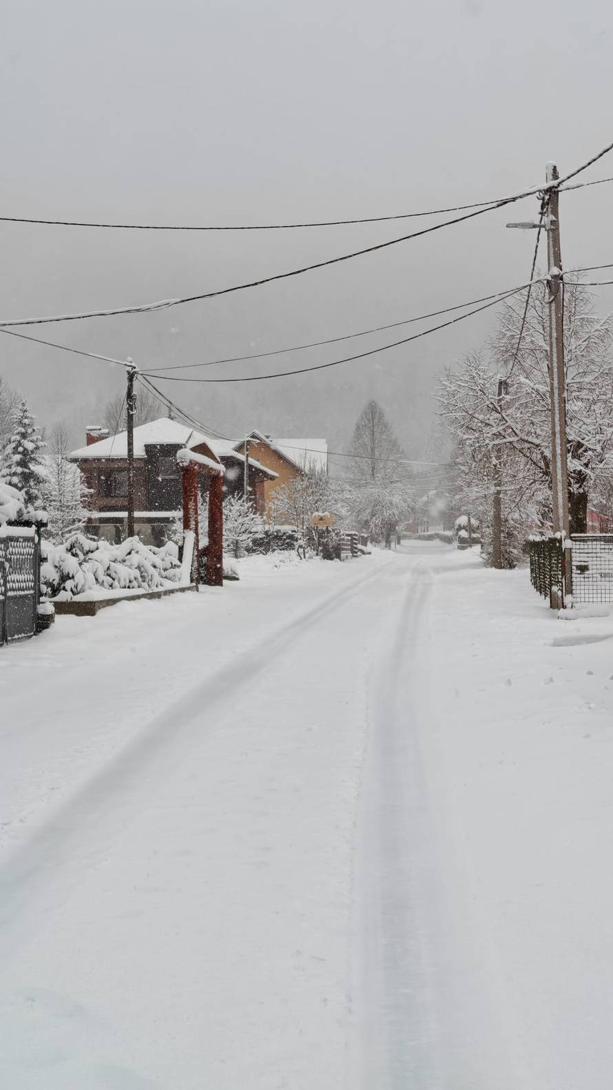 'Ovo je okupljanje ljubitelja ljetnih guma!': Zabijelilo kod Splita, na cesti nastao kaos