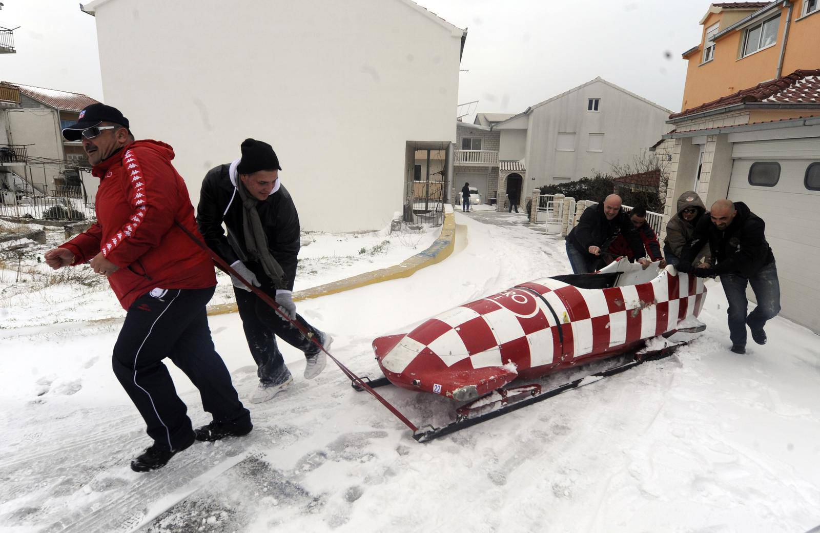 Split: Ekipa moto kluba Fjaka iskoristila snijeg za isprobavanje vožnje bobom