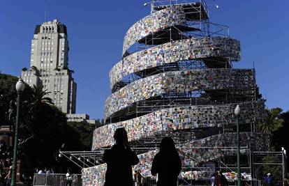 Umjetnica napravila toranj od 30.000 knjiga iz cijelog svijeta 