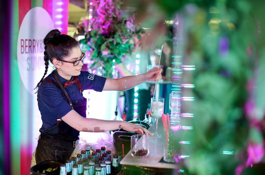 Seve se opet popeglala: Lakat je zategnula, lice je pomladila