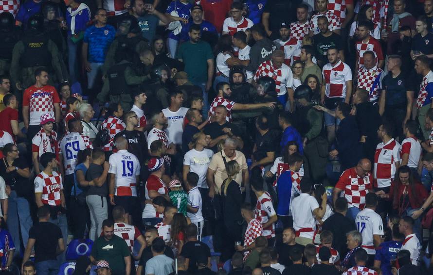 Atmosfera na tribinama tijekom susreta Hrvatske i Crne Gore u kvalifikacijama za Svjetsko prvenstvo