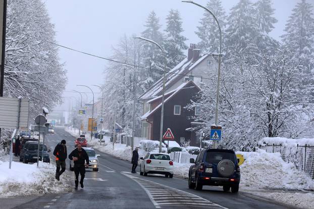 Delnice: Mnogobrojni izletnici uživaju u snijegu u Gorskom kotaru.
