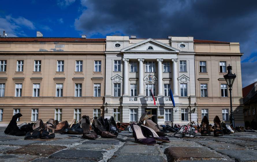 156 pari cipela, 156 ubijenih žena. Je li vam sada jasnije?