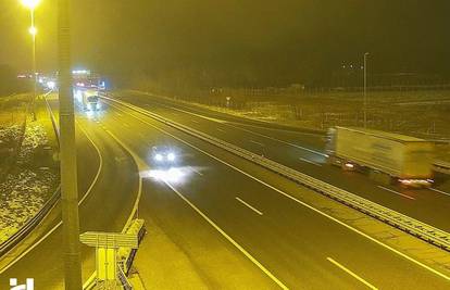 Vatrogasci pomagali stradalima u sudaru na A1, na njih naletio vozač auta pa završio na krovu!