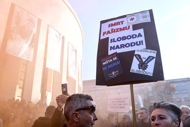 FOTO Pogledajte transparente s prosvjeda: 'Sloboda se ne traži, ona se živi', 'Potvrde su ucjena'