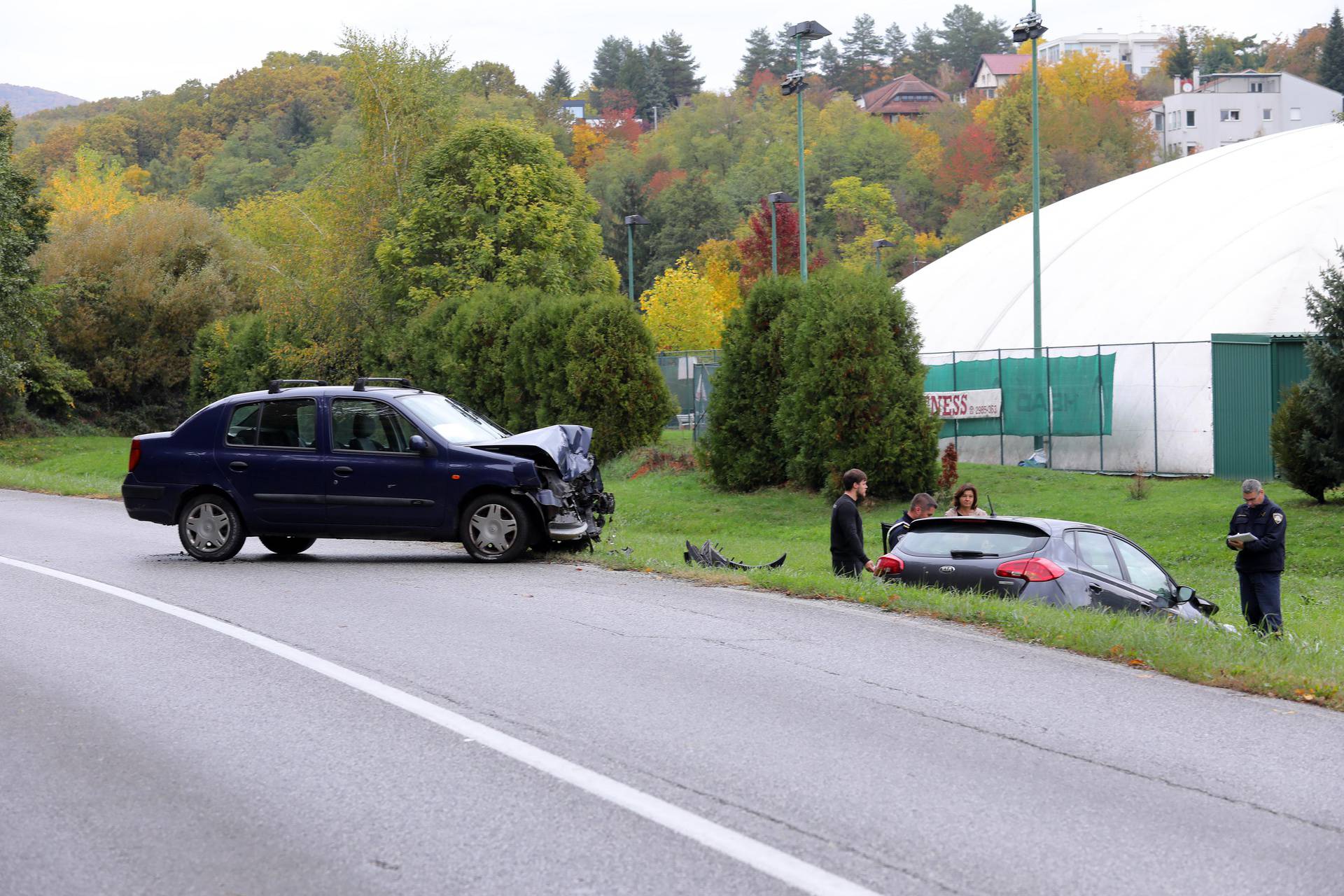 Zagreb: Sudar na cesti kod Markuševca, jedan auto završio je na travi