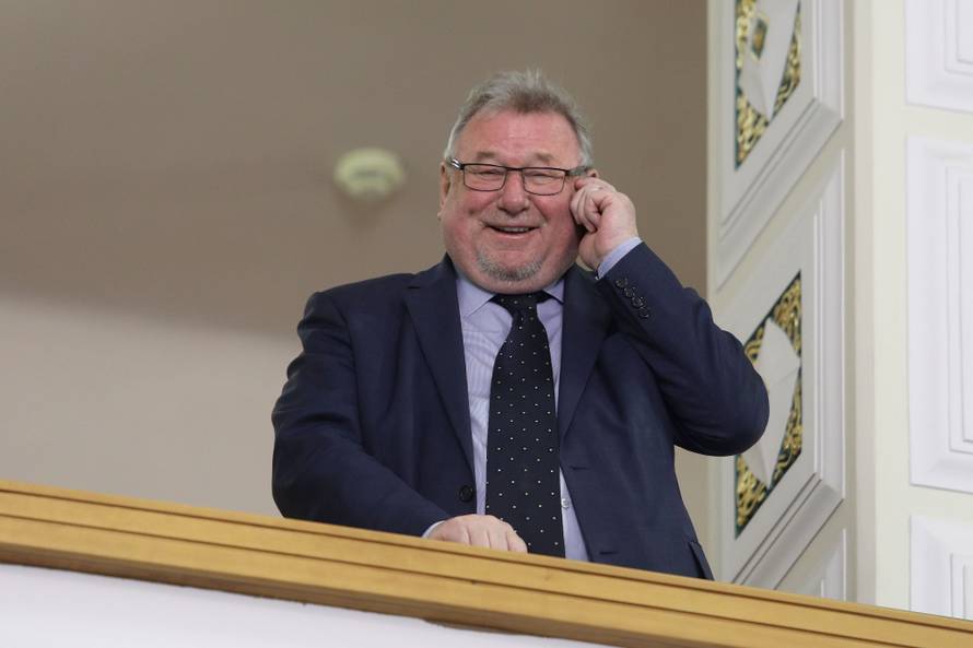 Šeks se guši od smijeha dok se zastupnici sramotno vrijeđaju