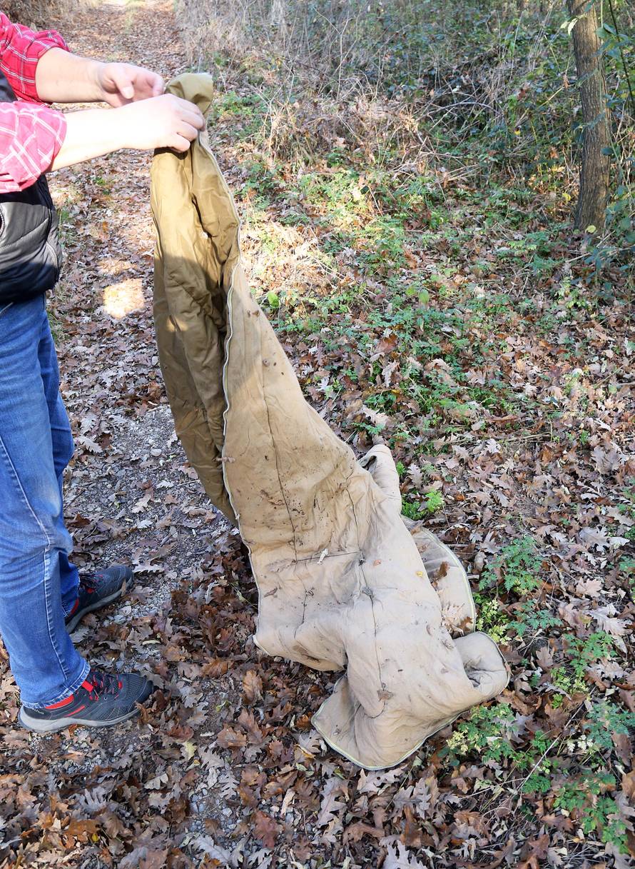 Migrantima su crne vreće znak za siguran prolaz kroz šumu...