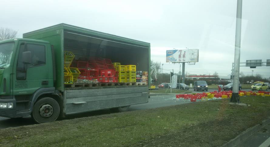 Staklena Slavonska avenija: Iz kamiona na cestu ispale gajbe