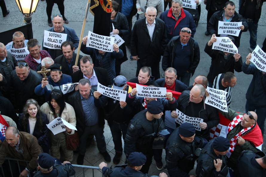 Policija izbacila HSP-ovce koji su ometali Frljićevu predstavu