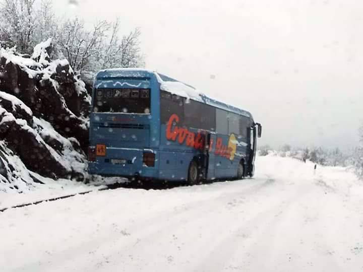 Autobus kod Zagvozda sletio s ceste: Vozač je teško ozlijeđen