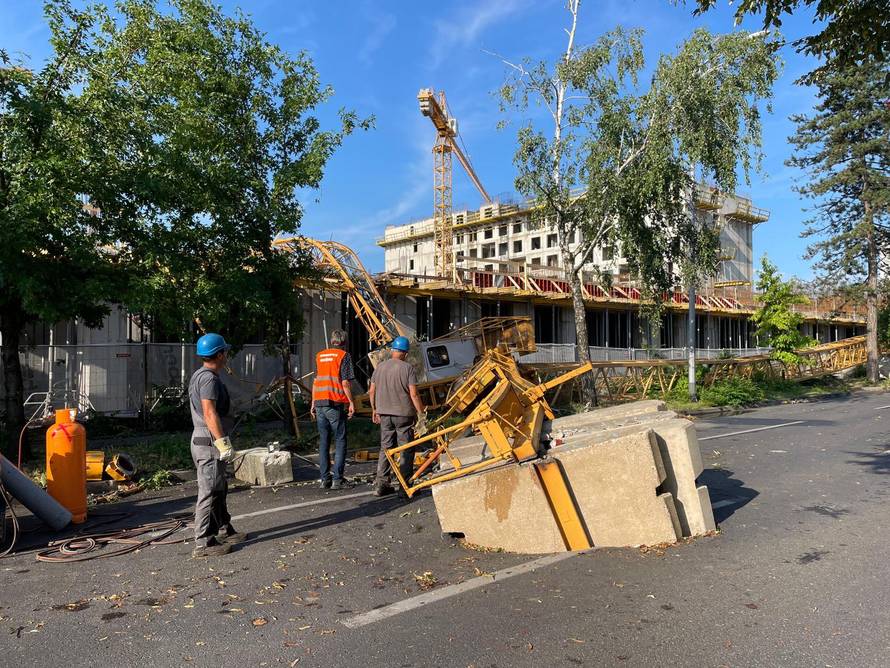 EKSKLUZIVNO Trenutak u kojem spašavaju radnika iz krana. Pao je s 20 metara i čudom preživio!