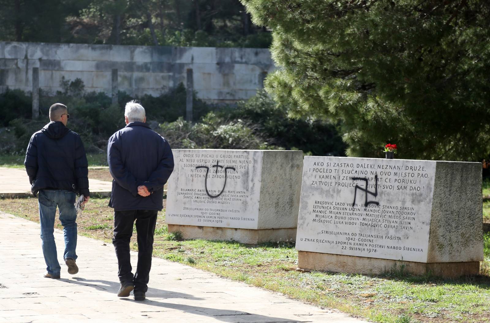 Å ibenik: U Spomen parku na Å ubiÄevcu grafitima devastirani spomenici poginulima