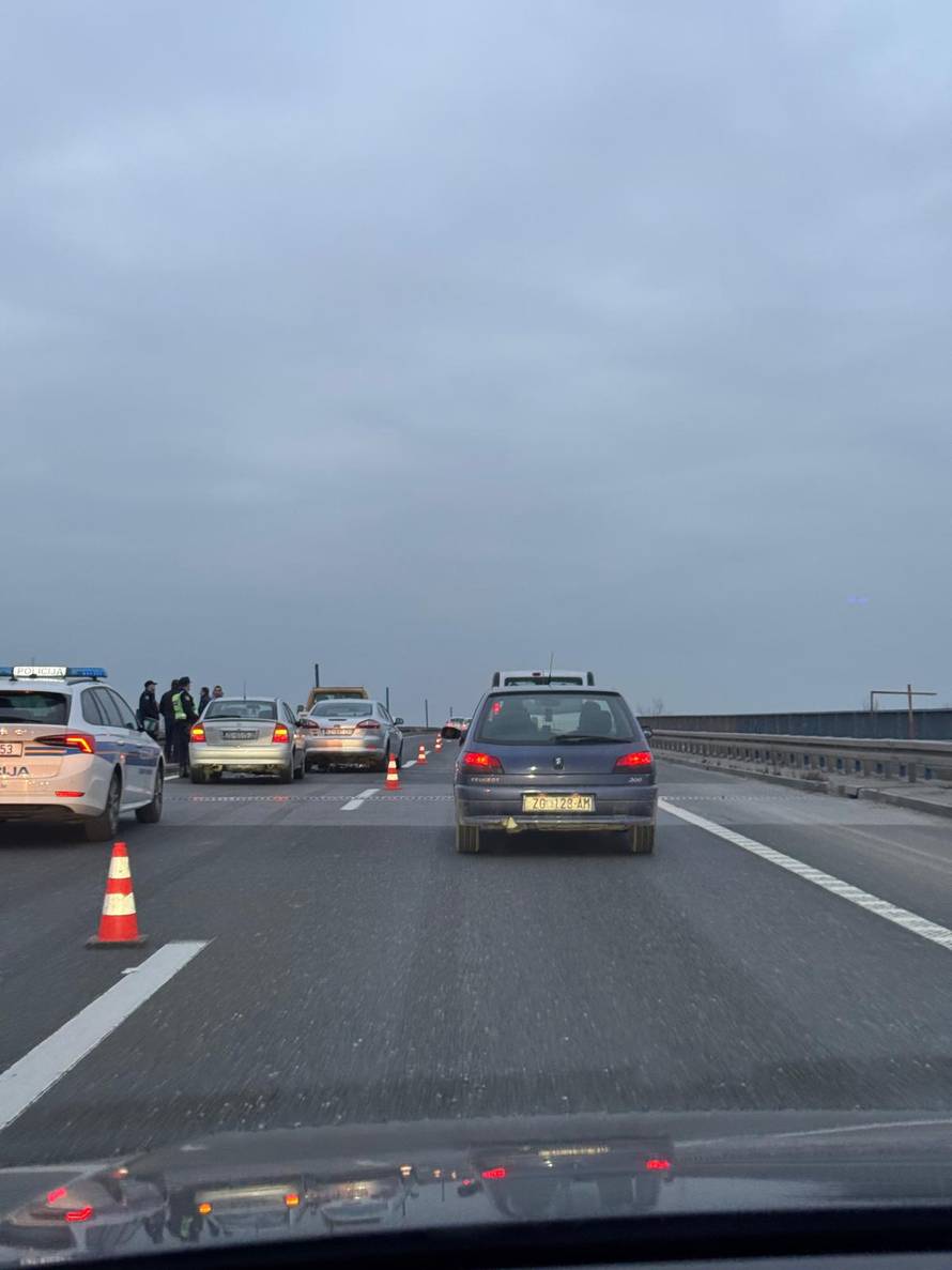 FOTO Lančani sudar pet auta: Oprez vozači! Vozi se usporeno