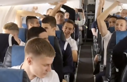 VIDEO Juniori Hajduka slavili u avionu: 'Večeras je naša fešta'