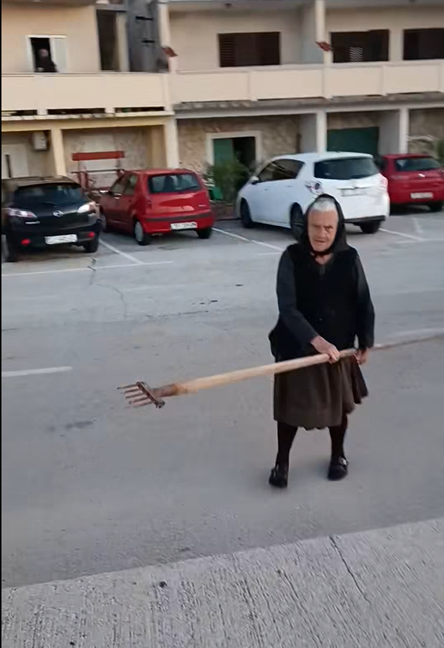 Nevjerojatna snimka iz Tisnog: Baka ostima lovila hobotnicu, a iza nje viri peraja morskog psa