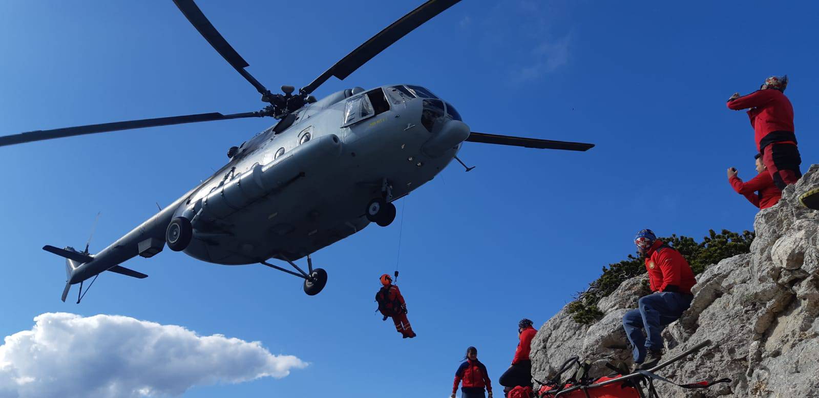 Drama podno Velebita: HGSS spasio planinarku helikopterom