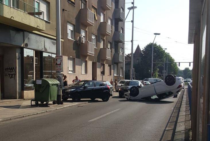 Sudarila se tri auta u Zagrebu:  Jedan od njih završio na krovu