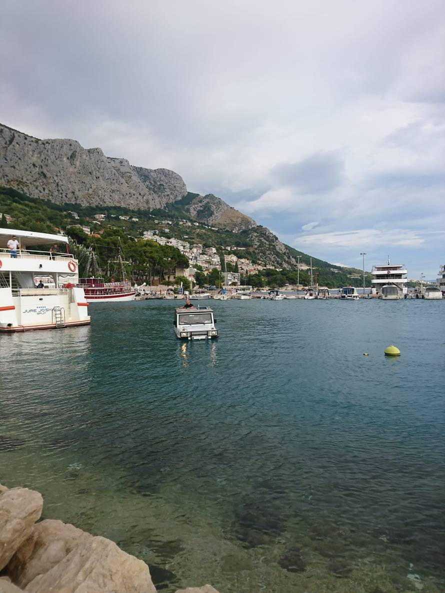 Vozi miško! Turisti se po moru u Omišu provozali džipom