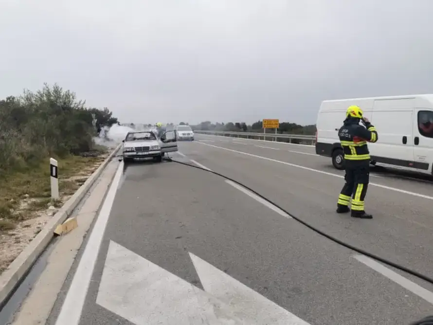 Izgorio Mercedes kod Srime...