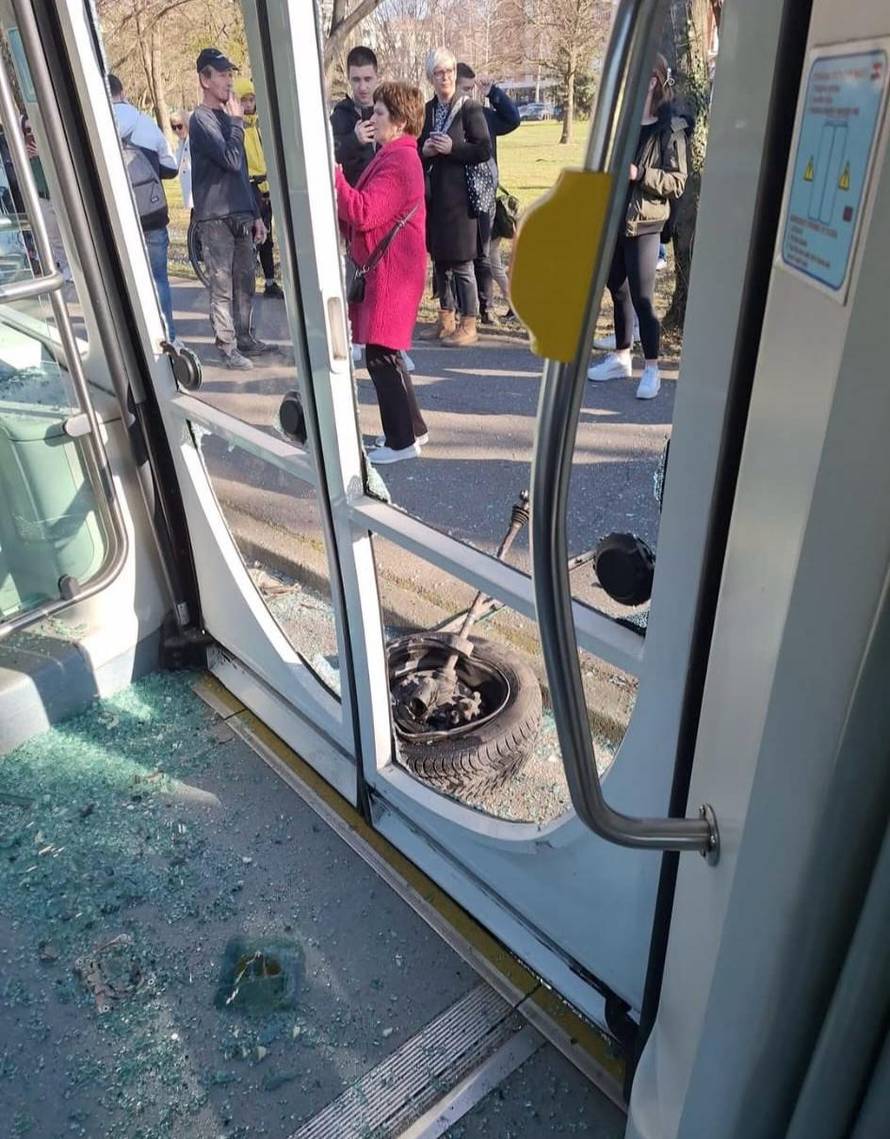 VIDEO Autom se zabio u tramvaj u Zagrebu. Vozio po nogostupu?