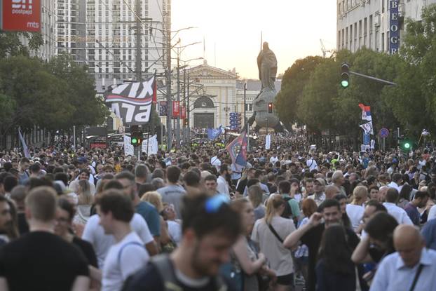 Beograd: Komemorativna šetnja povodom 10 mjeseci od pada nadstrešnice na željezničkoj stanici u Novom Sadu