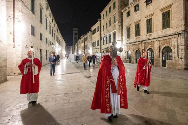 Dubrovnik: Mate Uzinić s dva svećenika u procesiji gradom obilježijo muku gospodnju