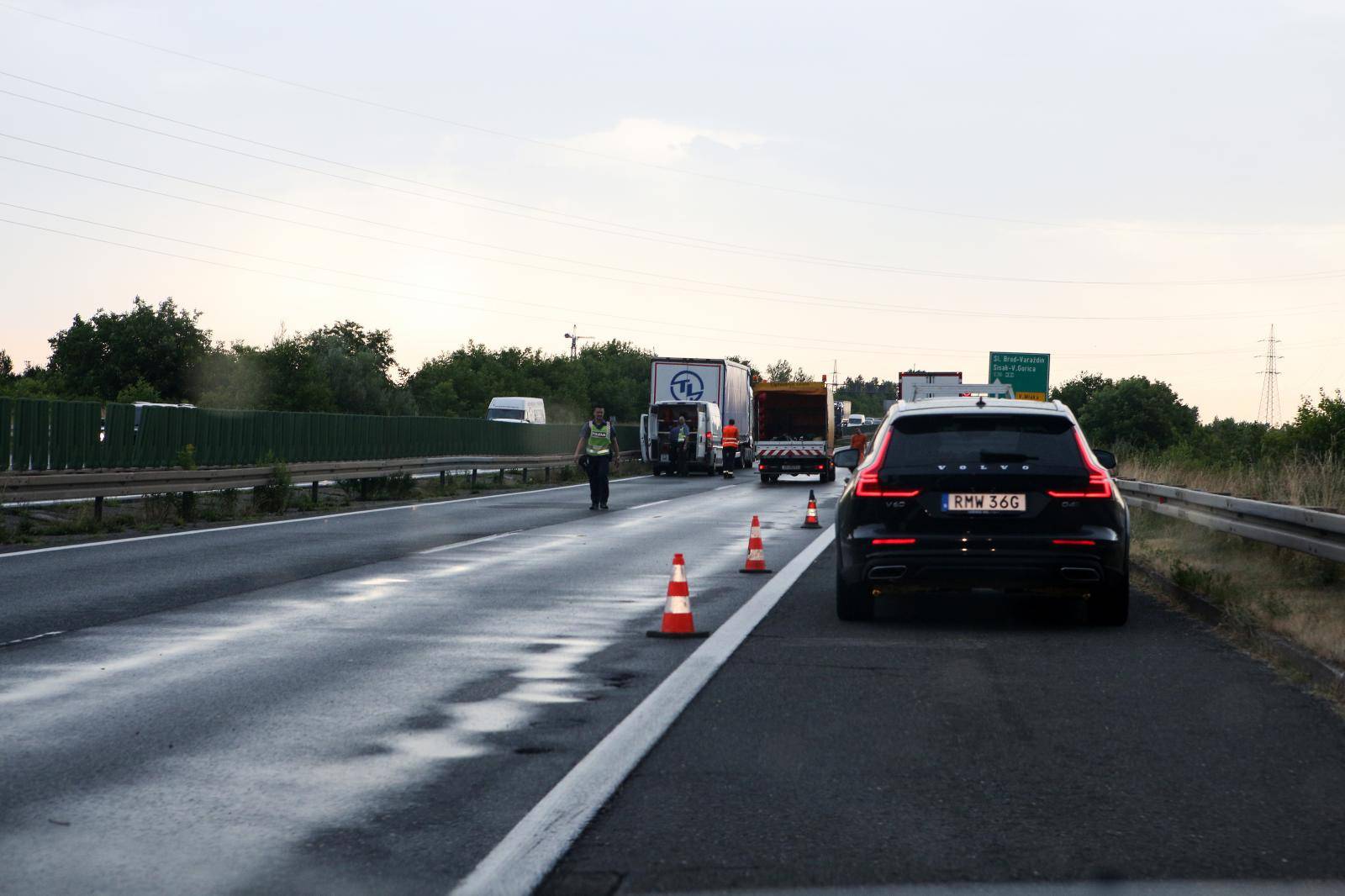 Zagreb: U sudaru teretnog vozila i auta poginula jedna osoba, dvoje ozlijeđenih