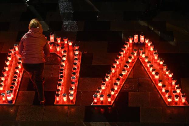 Varaždin: Riječju "Vukovar" ispisanim lampašima tradicionalno je obilježen Dan sjećanja na žrtve Domovinskog rata u Vukovaru i Škabrnji
