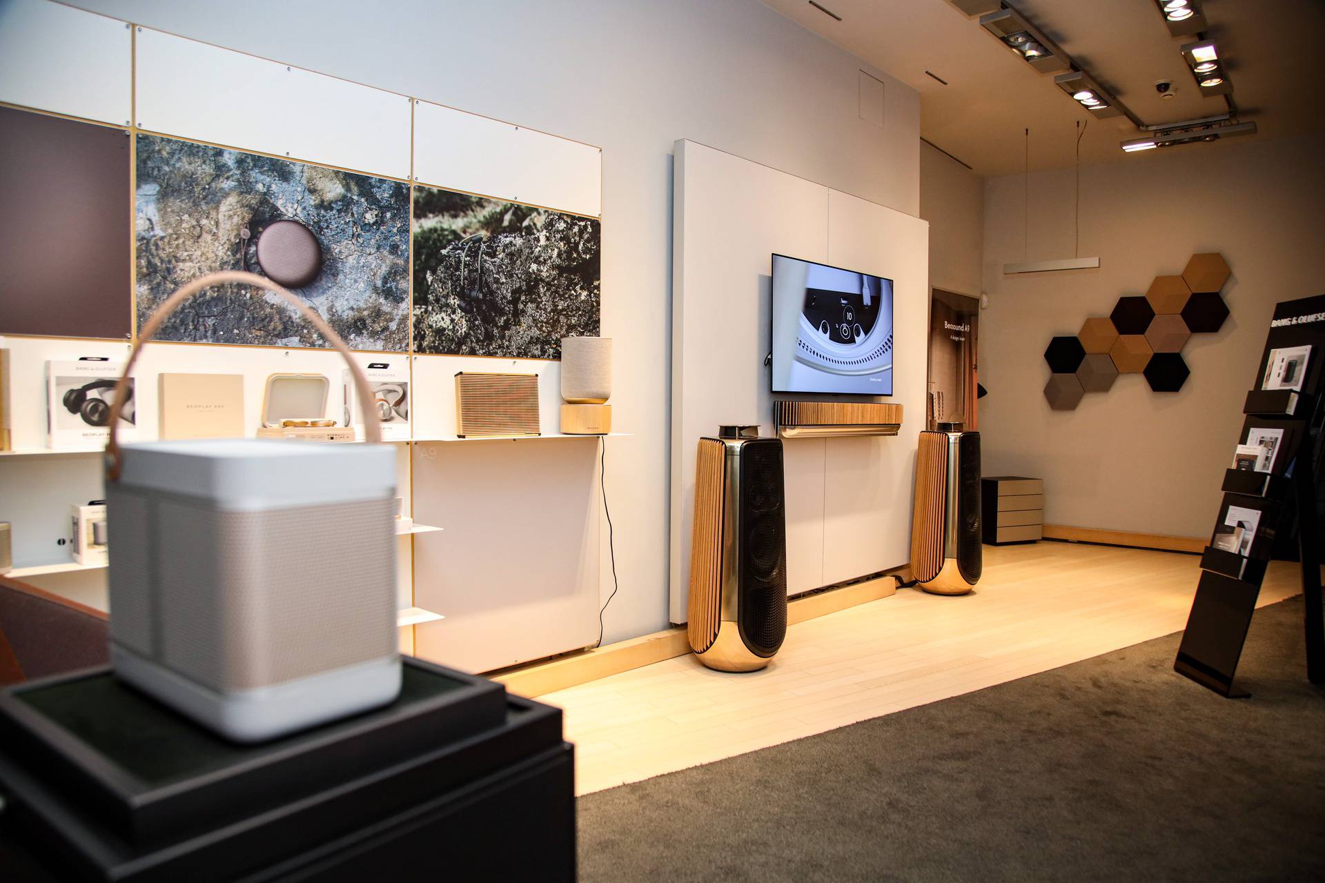 Bang & Olufsen predstavio nove premium zvučnike i okupio brojna poznata lica
